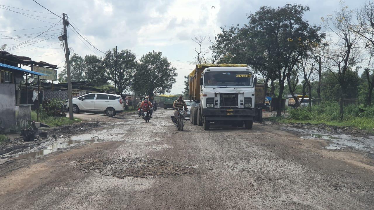 तीन दिन में करें सर्वमंगला-इमलीछापर सड़क की मरम्मत, वरना इस सड़क से कोल वाहनों के आवागमन पर रोक लगाने जिला प्रशासन करेगा विचार कलेक्टर श्रीमती कौशल ने एसईसीएल कुसमुंडा को बुलाकर कड़े शब्दों में मरम्मत कार्य शुरू करने के दिए निर्देश