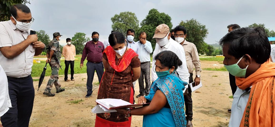 पसरखेत चक से कुदमुरा जाने वाली क्षतिग्रस्त सड़क का कलेक्टर ने किया निरीक्षण, अगले तीन दिनों में मरम्मत कराने के दिए निर्देश