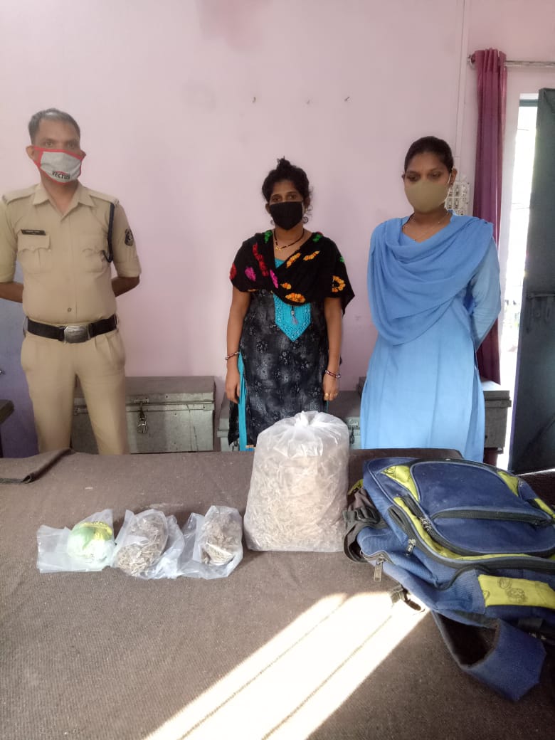 सी एस ई बी पुलिस चौकी को मिली बडी सफलता 950 ग्राम गांजा के साथ महिला गिरफ्तार… महिला का पति पूर्व में चौकी मानिकपुर में पकड़ा गया था गांजा के साथ