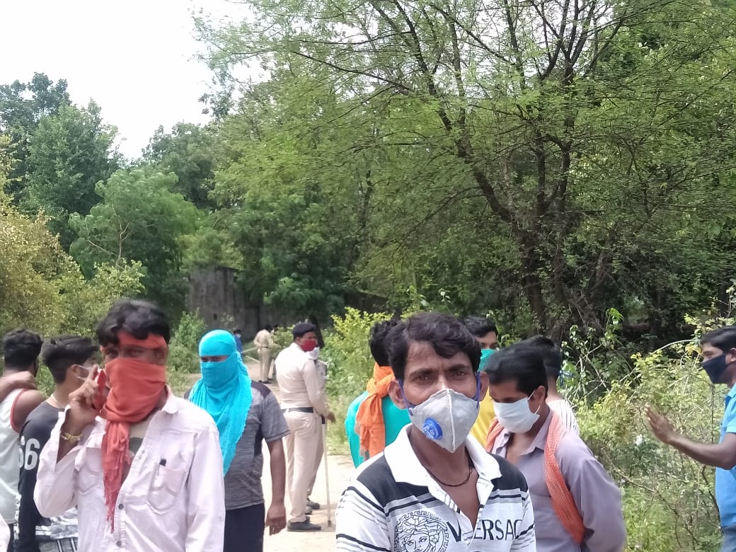 करोना मरीज के दाह संस्कार को लेकर मोहल्ले वासी उग्र पुलिस ने भांजी लाठी