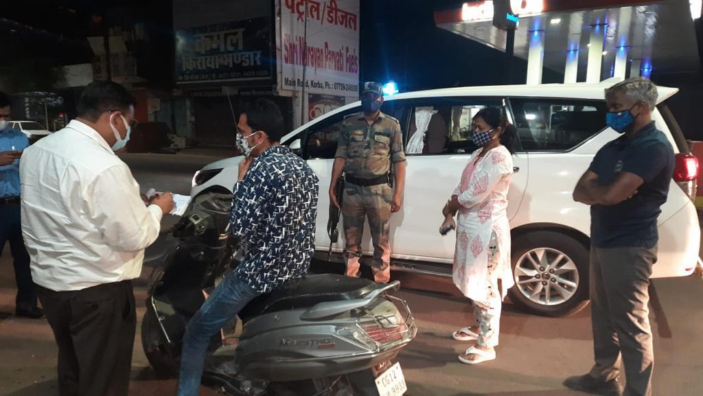 कलेक्टर श्रीमती कौशल देर शाम निकली शहर निरीक्षण पर, कोविड की रोकथाम के लिए प्रशासन ने सख़्त रूख अपनाया कलेक्टर ने बिना मास्क- सोशल डिस्टेनसिंग के घूम रहे लोगो को दी सख्त हिदायत, दो हज़ार रुपए का जुर्माना भी लगाया