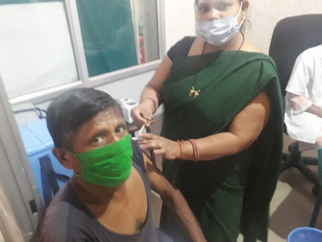 छुट्टी के दिन भी गुलज़ार रहे  छत्तीसगढ़ के टीकाकरण केंद्र