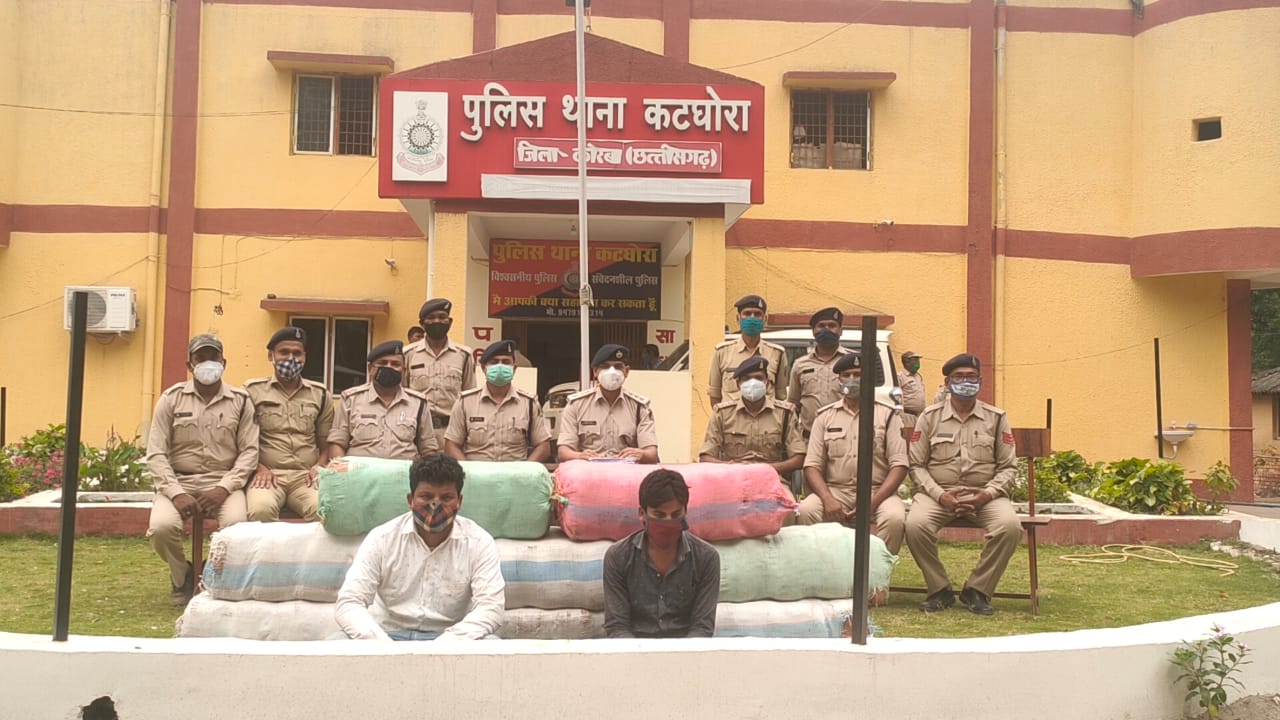 गांजे की तस्करी करते स्कार्पियो और बोलेरो को पुलिस ने पकड़ा 320 किलो गांजा हुआ बरामद तीन आरोपी पुलिस की गिरफ्त में तीन आरोपी फरार