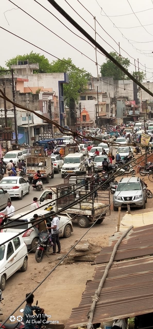 कटघोरा- लॉकडाउन के ठीक पहले बाजार में उमड़ी लोगो की भीड़.. रविवार को साप्ताहिक बाजार होने से बढ़ा दुकानों का जमावड़ा.. .