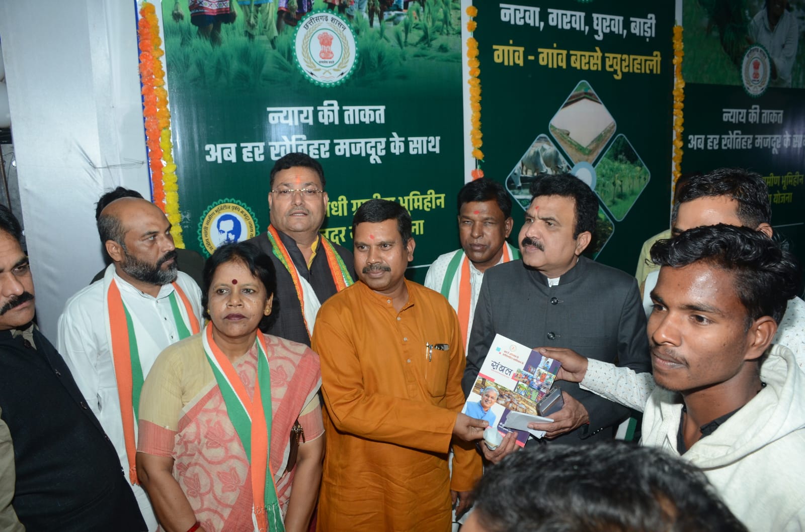 जनसंपर्क विभाग की विकास प्रदर्शनी के माध्यम से लोगों तक पहुंची शासकीय योजनाओं की जानकारी प्रदर्शनी को देखने लोगों का लगा रहा तांता