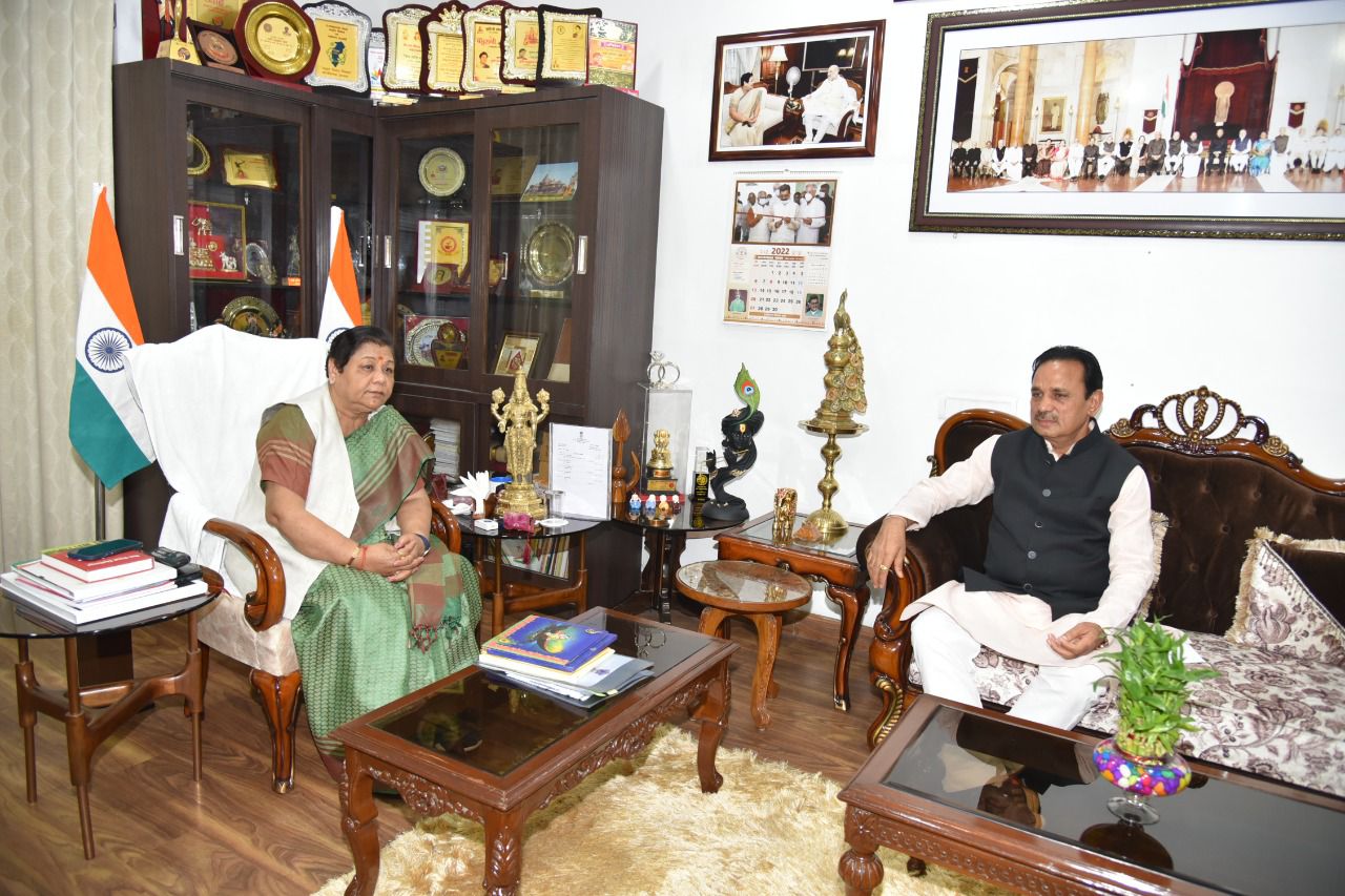 राज्यपाल सुश्री अनुसुइया उइके से भाजपा नेता देवेंद्र पांडेय की भेंट चर्चा में