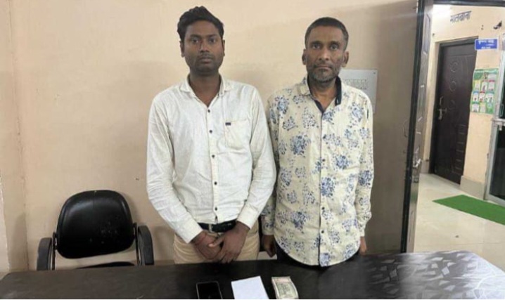 ऑनलाइन सट्टा खेलते 02 आरोपी गिरफ्तार,नगदी रकम 48 हजार 500 रुपए सहित सट्टा पट्टी एवं मोबाइल जप्त, होटल शालीन परिसर के साइबर कैफे में चल रहा था ऑनलाइन सट्टा