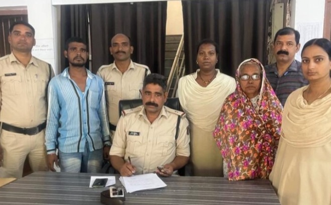 शराब के नशे में अश्लील गाली गलौज करने वाले परिजन की हत्या कर, चुपचाप अंतिम संस्कार करने के आरोपी मां बेटे गिरफ्तार