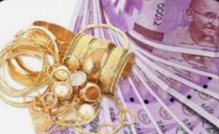 छत्तीसगढ:- IT के डर से सट्टा किंग ने करोड़ों लगाए ठिकाने, फिर चोर ले उड़े सारा माल, कई करोड़ रुपये और सोने से भरी पेटियां… सारा माल छिपा रखा था गांव के एक मकान में