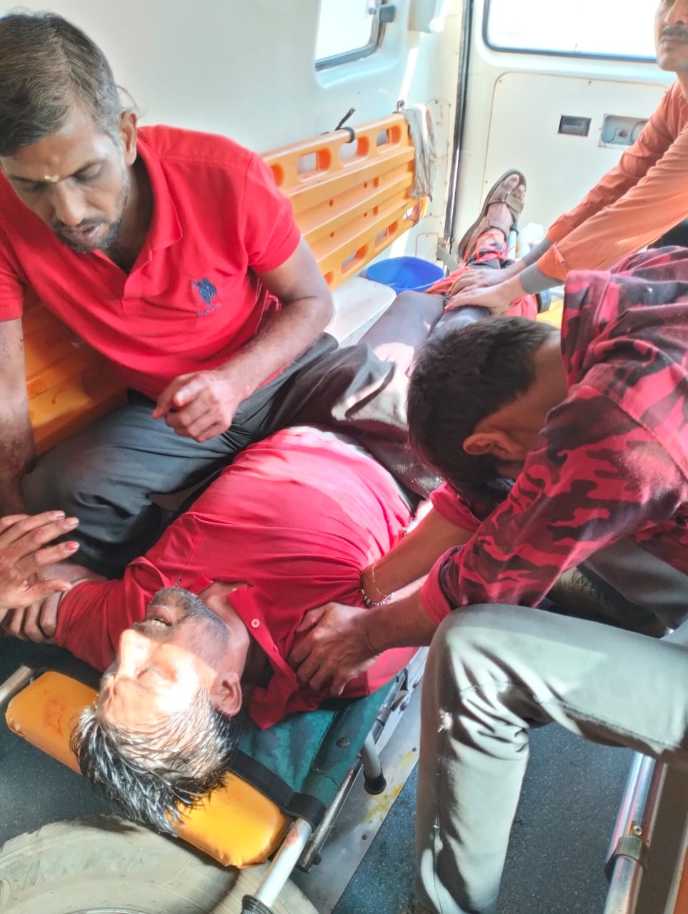 ट्रेन की चपेट में आया वेंडर,कट गई हाथ व पैर की उंगलियां,किया गया रायपुर रेफर