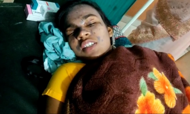 स्कूल प्रबंधन की बड़ी लापरवाही: दो छात्राओं के ऊपर गिरा तेजाब से भरी बोतल…