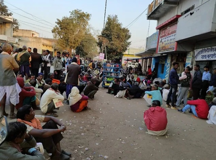 बैंक में नो कैश,अपनी रकम निकालने रात तक बैठना पड़ रहा है किसानो को बैंक के दरवाजे पर