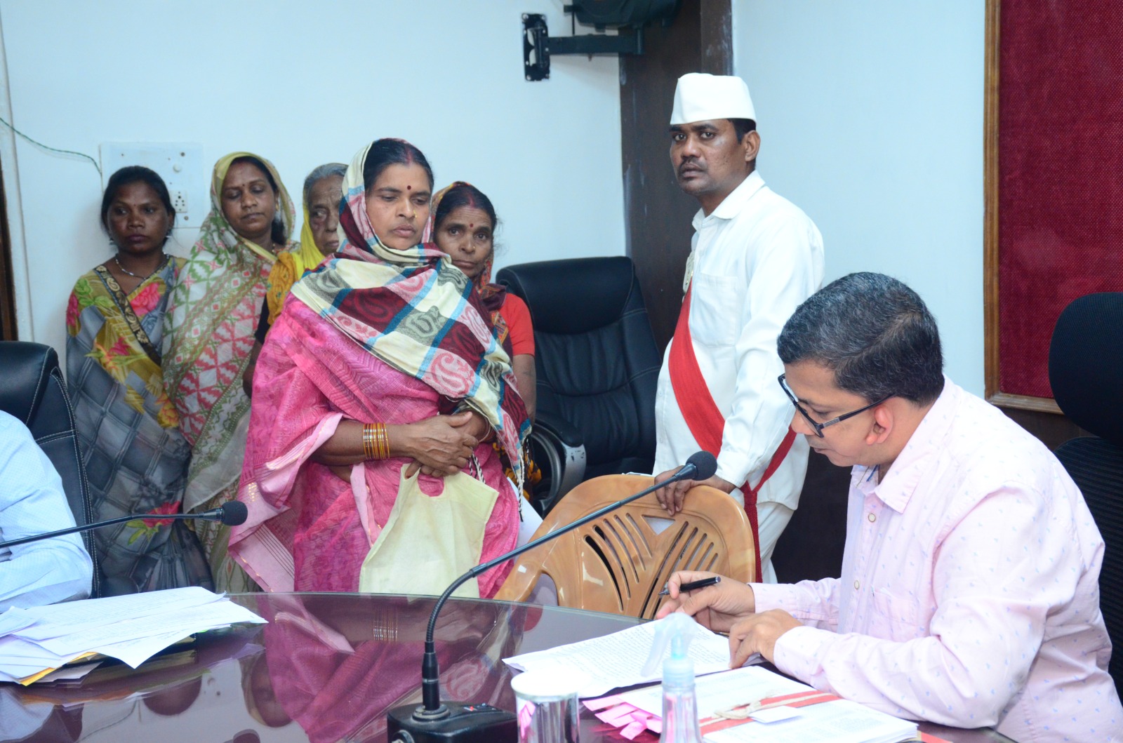 खेलते समय आग से जली बच्ची का बेहतर उपचार कराने कलेक्टर संजीव झा ने दिए निर्देश