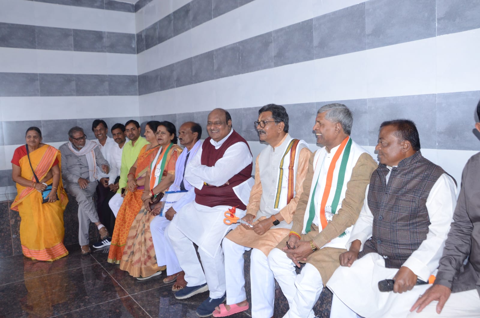 एल्डरमैन द्वारा निर्मित प्रतिक्षालय आकर्षण का केंद्र बना,विधानसभा अध्यक्ष महंत ने किया प्रतिक्षालय का उद्घाटन और कहा दीवान ऐसे ही काम करो महापौर बनाएंगे