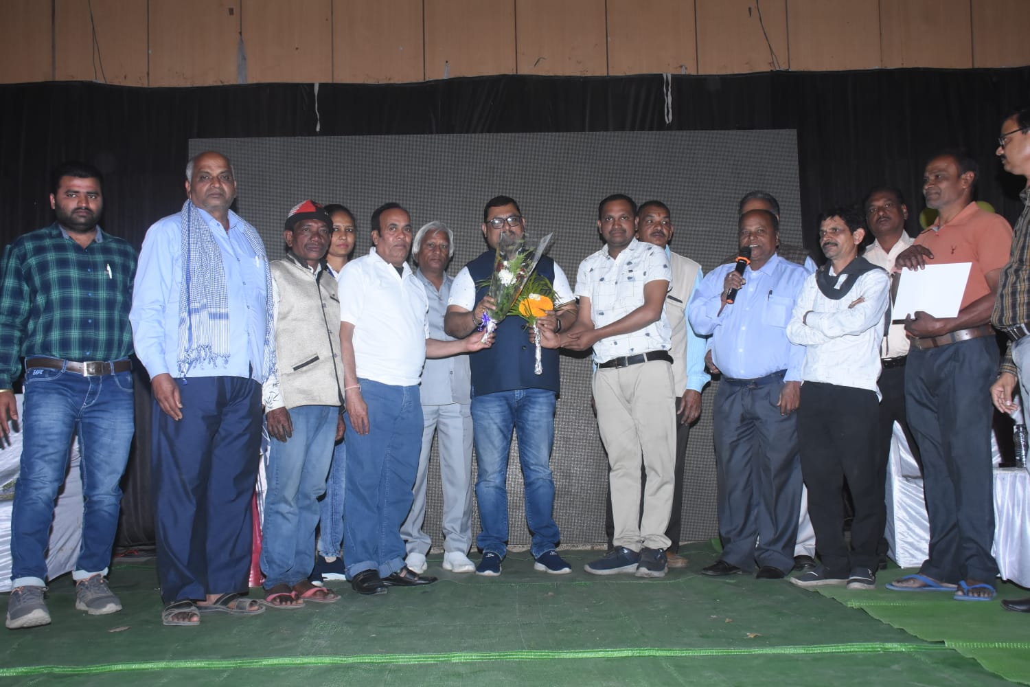 छत्तीसगढ़ जर्नलिस्ट वेलफेयर यूनियन के तत्वाधान में कोरबा के अखबार वितरणकर्ताओं, सामाजिक कार्यक्रर्ता के आलावा चित्रकार, स्पोर्टस व म्यूजिकल बच्चें प्रदेशाध्यक्षा के हाथो हुए सम्मानित