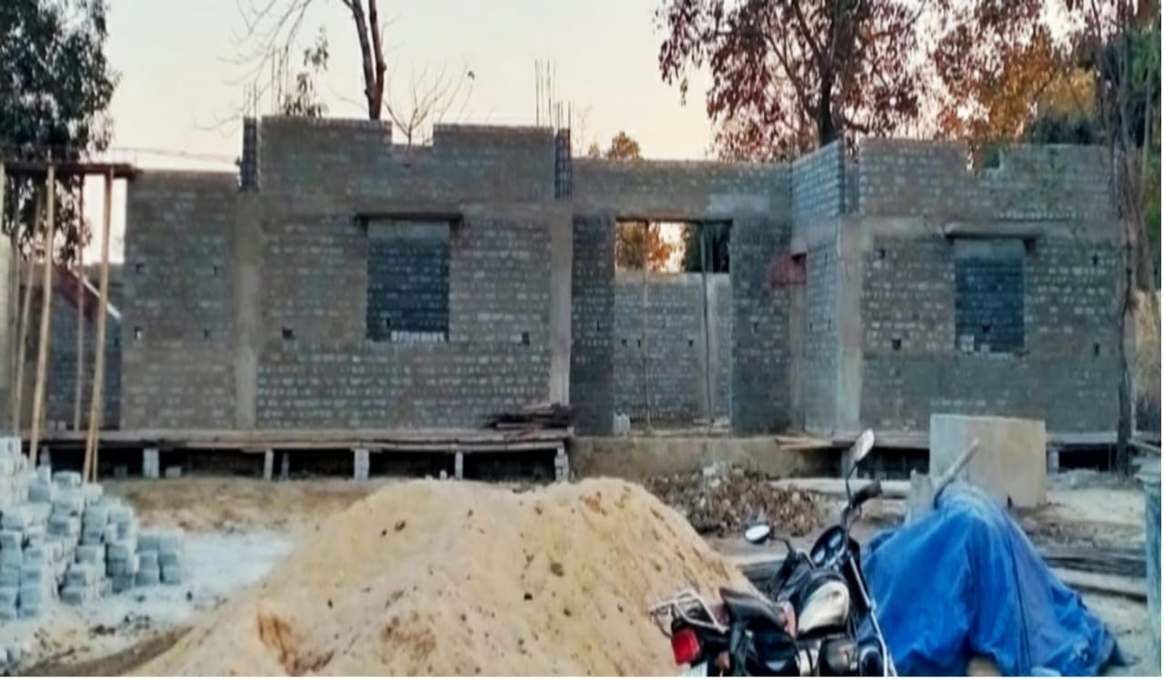 आदिवासी सेवा सहकारी भवन के निर्माण में मनमानी का आरोप, ग्रामीणों ने कहा- घटिया मटेरियल से चल रहा काम