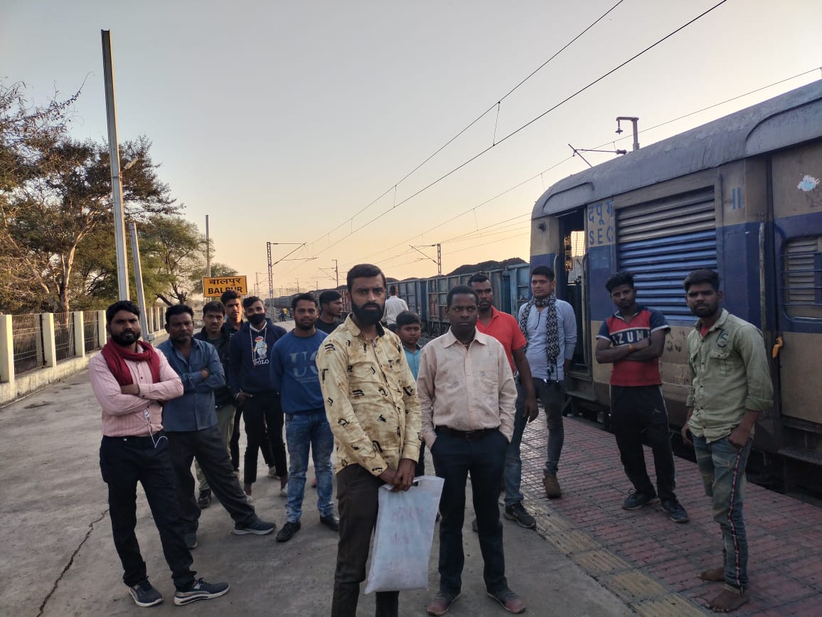 कोरबा से दोपहर 01:35 बजे निकलकर शाम 06:30 बजे चांपा स्टेशन पहुंची मेमू लोकल