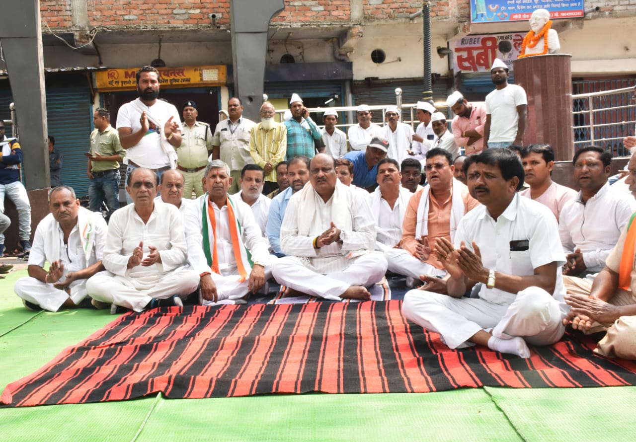 गांधी चौक कोरबा में सत्याग्रहः- घण्टों तक गूंजता रहा रघुपति राघव राजाराम, देश में सच बोलने की आजादी हो रही खत्म – जयसिंह अग्रवाल