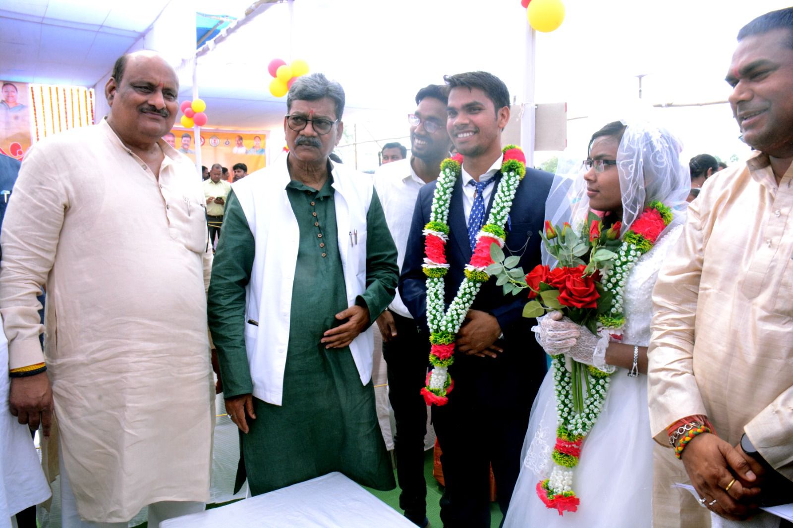मुख्यमंत्री कन्या विवाह योजना कार्यक्रम में नवदंपतियों जोड़ों को आशीर्वाद देने पहुंचे विधानसभा अध्यक्ष चरणदास महंत और राजस्व मंत्री जयसिंह अग्रवाल