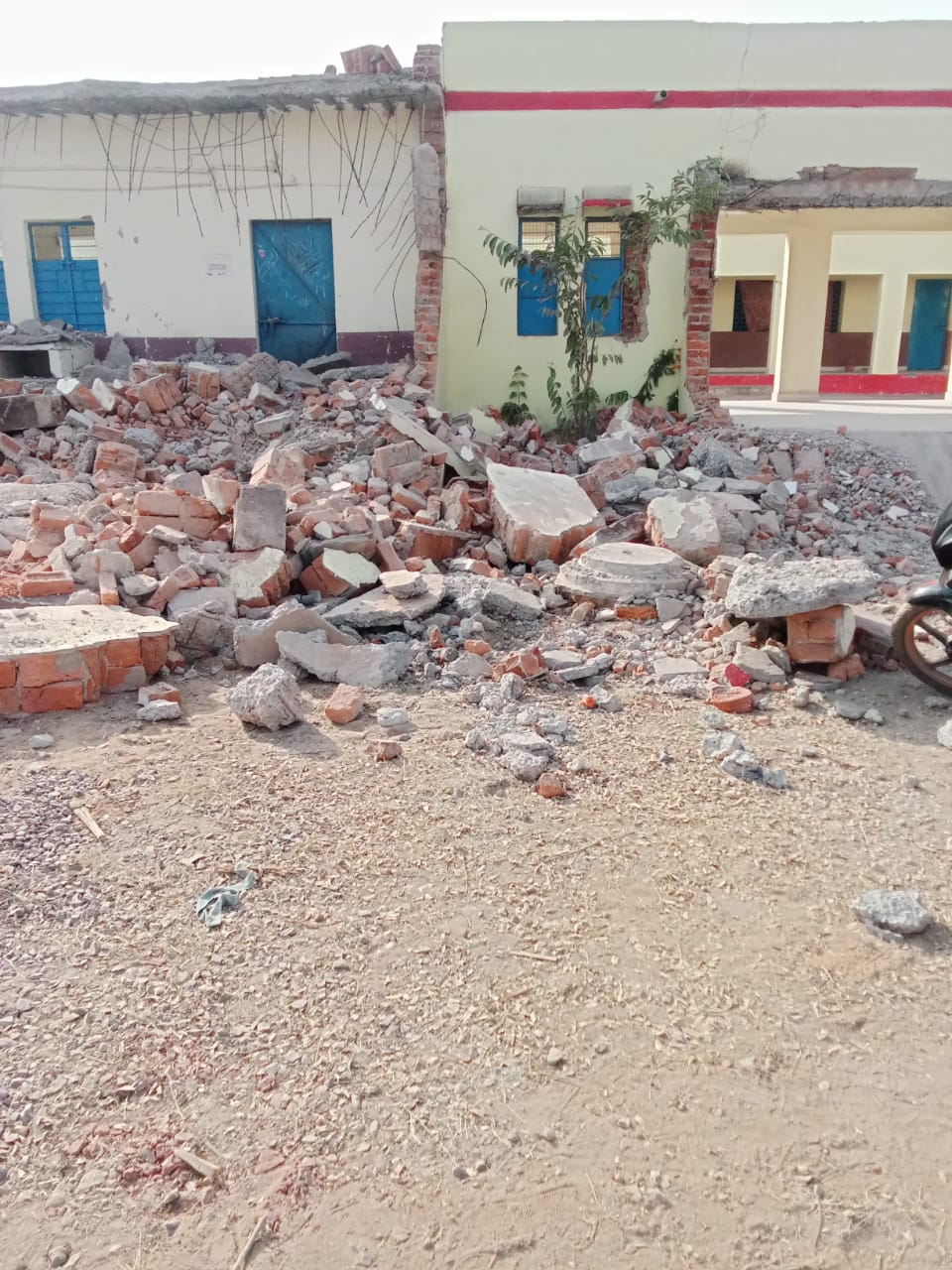 एनएच वालों ने प्रसिद्ध डॉ देवनाथ के हॉस्पिटल को कर दिया जमींदोज गांव में लोगों के लिए मुफ्त इलाज के लिए बनवाई थी डॉ केसी देवनाथ ने हॉस्पिटल