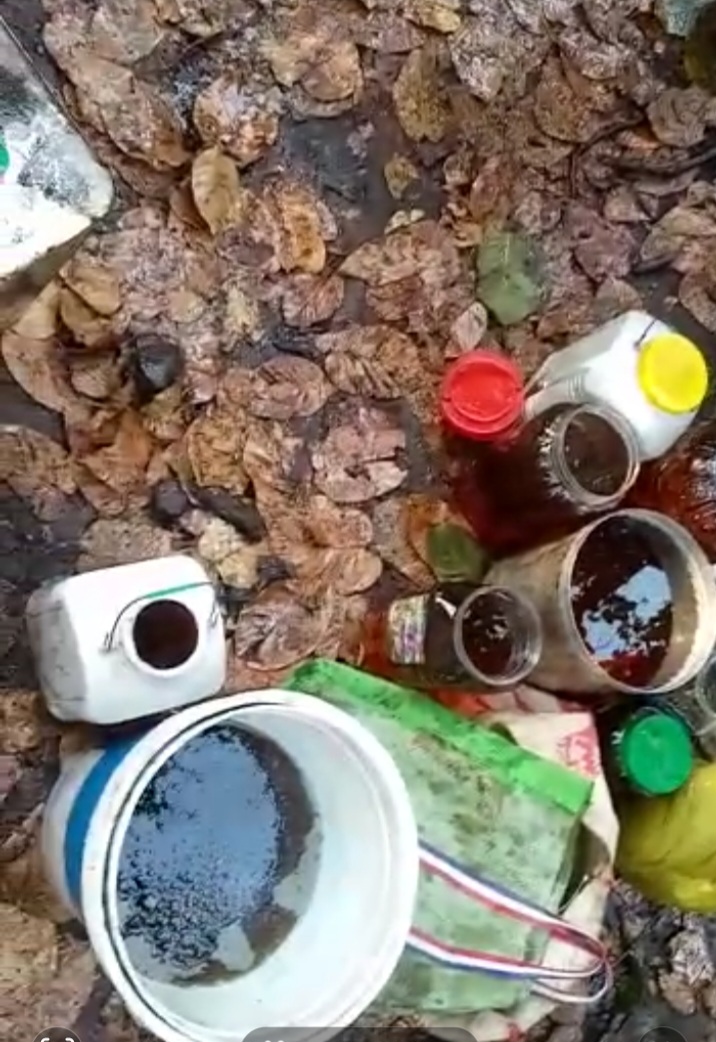 छत्तीसगढ़ : सरसो तेल से भरा अनियंत्रित होकर पलटा तेज रफ्तार ट्रक, बाल्टी-डिब्बा लेकर पहुंची भीड़, देखे वीडियो