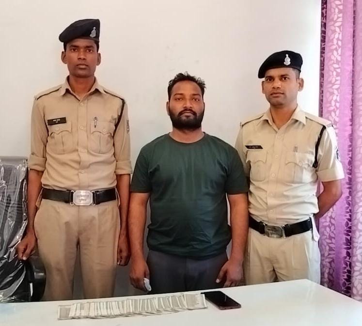 मोबाइल से लगा रहा था दांव, 30 हजार रुपए नकद के साथ सटोरिया गिरफ्तार