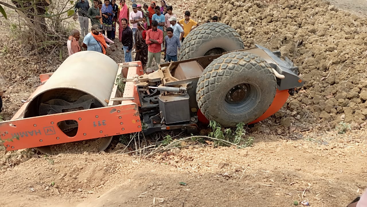 छत्तीसगढ़:- रोड रोलर पलट जाने से ड्राइवर की मौके पर मौत