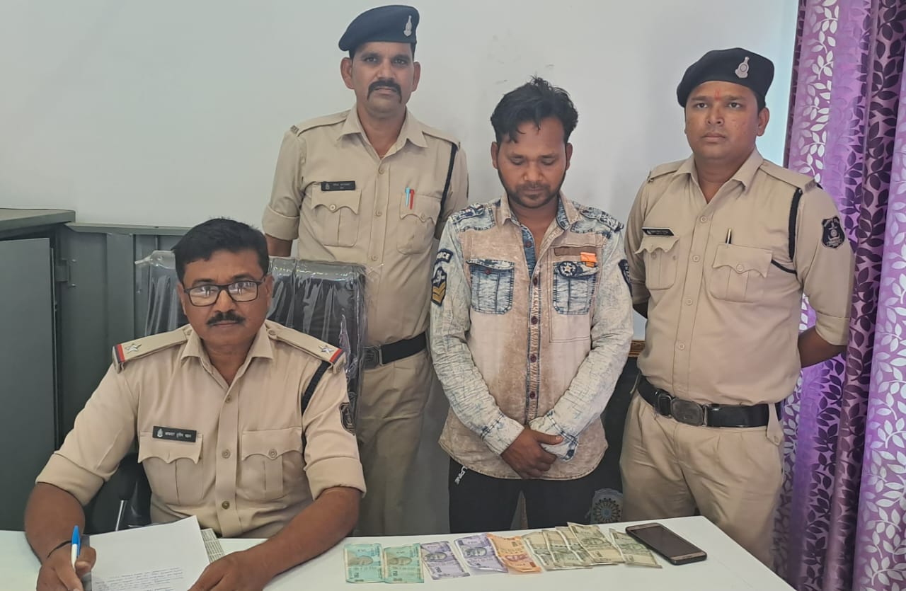 अवैध रूप से सट्टा खिलाने वाले के विरूद्ध कोतवाली पुलिस एवं सायबर सेल की कार्यवाही, किया गिरफ्तार