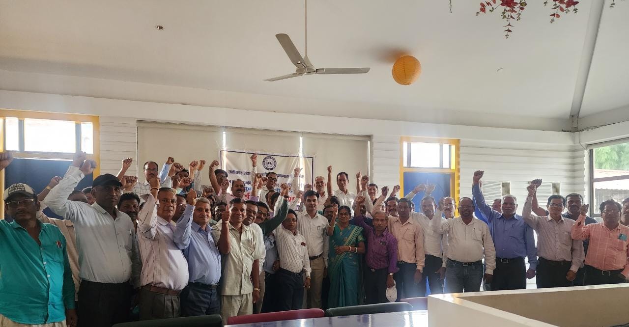 राज्य में स्कूल शिक्षा विभाग अंतर्गत 10 वर्षों से रुकी हुई प्राचार्य पदोन्नति के लिए 14 अप्रैल को राजधानी रायपुर में नियमित व्याख्याता तथा प्रधान पाठकों की राज्य स्तरीय बैठक सफलतापूर्वक संपन्न