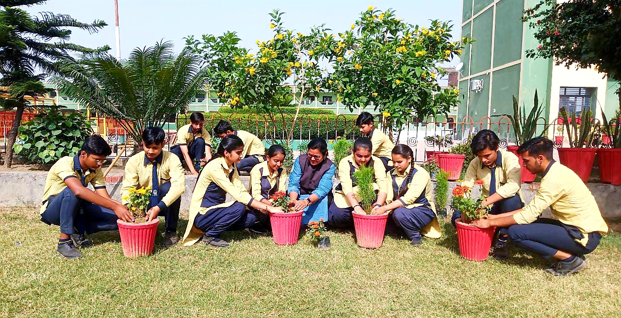 गेटवे इंटरनेशनल स्कूल में पृथ्वी दिवस पर बच्चों ने रोपे पौधे