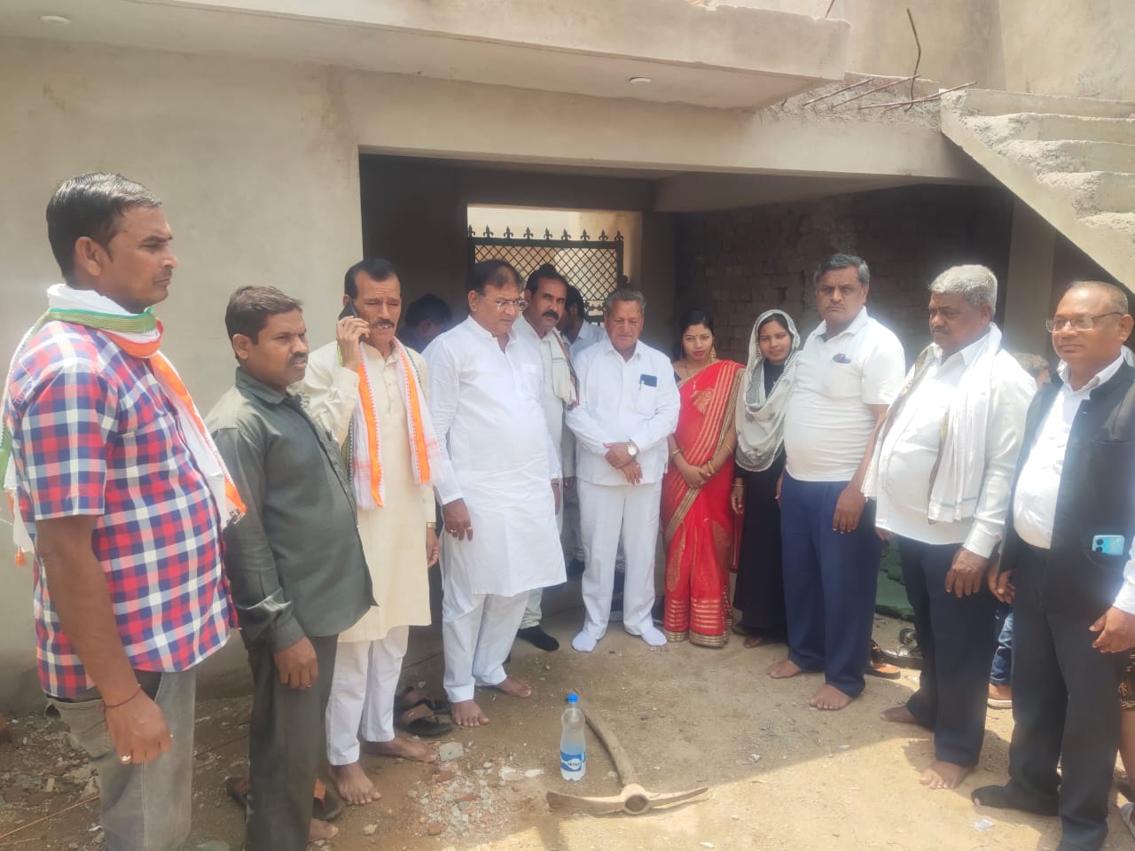 एल्डरमैन निधि से कांग्रेस नेताओं ने किया बरामदा निर्माण का भूमिपूजन…