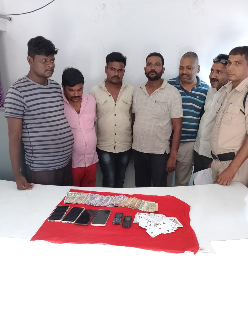 स्टेशन रोड मे जुए का फड़ लगाकर खेल रहे थे 52 परी, 6 जुवाड़ी गिरफ्तार