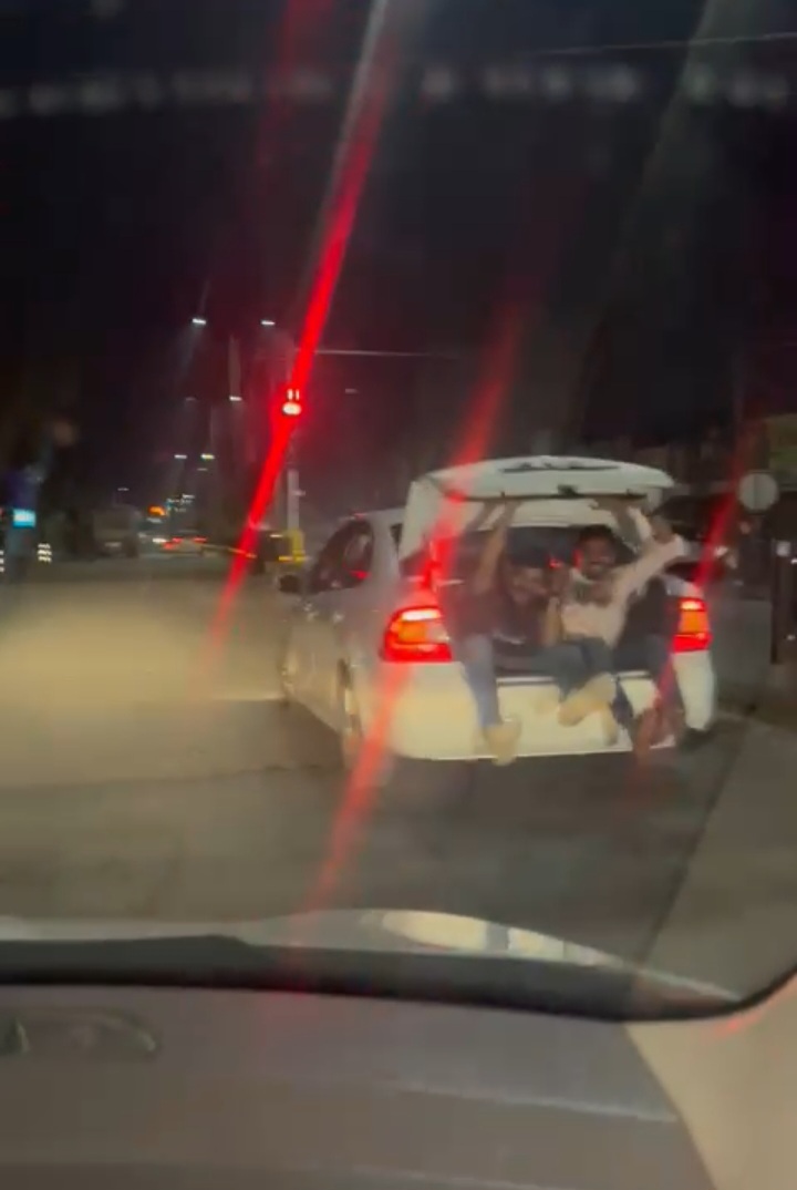 कार को मोबाइलबार बनाकर घूम-घूम कर शराब पीते हुए उत्पात मचा रहे रहीसजादे गिरफ्तार, देखें वायरल वीडियो