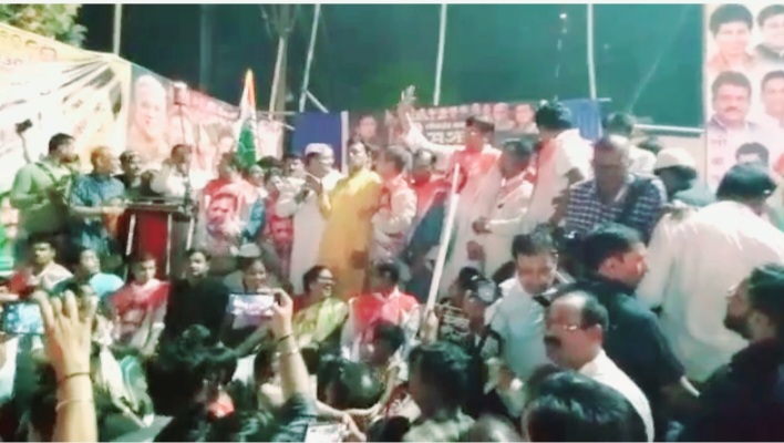 देवकीनंदन चौक में भरभरा कर ढहा कांग्रेस का मंच, कई नेता जमीन पर गिरे