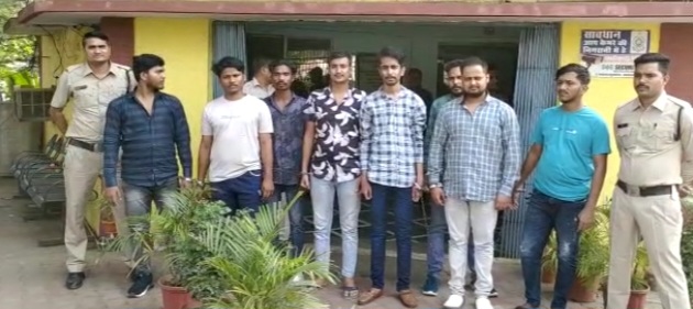 छत्तीसगढ़:- IPL में करोड़ों का सट्टा लगाने वाले 8 बुकी गिरफ्तार, देखें विडिओ…