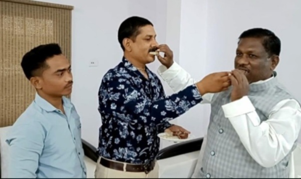 देखें वीडियो:- बैंक के कर्मचारी और विधायक के बीच हुआ आपसी समझौता, दोनों ने करवाया एक दूसरे का मुंह मीठा