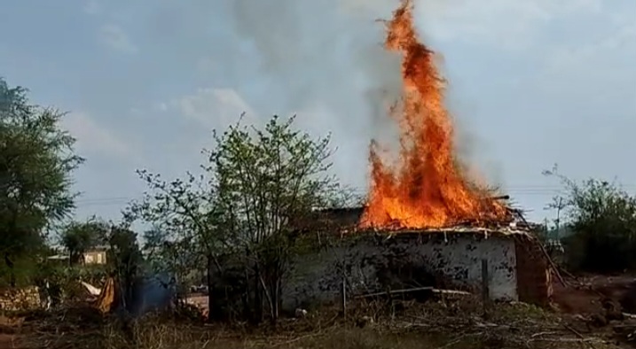 छत्तीसगढ़ः- बंद के दौरान आगजनी, ब्लास्ट, उग्र भीड़ ने मकान जलाया, बाल-बाल बचे IG,देखे विडिओ