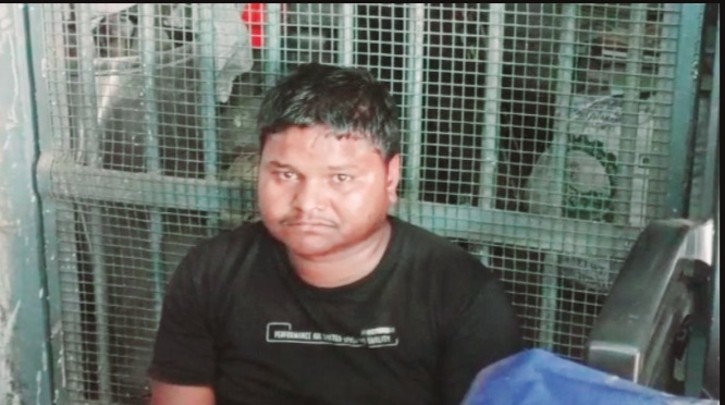 नशेड़ी ने मुर्गा गायब होने पर पड़ोसी को पीटा,उंगली को दांत से काटा,गिरफ्तार