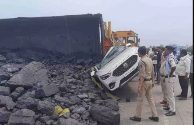 कोरबा से जा रहे थे रायपुर ट्रक कार के उपर गिरने से एक की दर्दनाक मौत, सवार थे तीन लोग