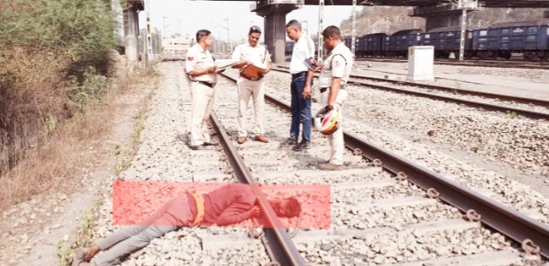 रेल पटरी में मिली युवक की सिर कटी लाश, जांच में जुटी पुलिस