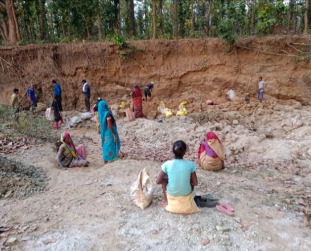 छत्तीसगढ़:- बड़ा हादसा, मिट्टी में धंसने से 4 मजदूरों की मौत, रेस्क्यू जारी, देखें वीडियो