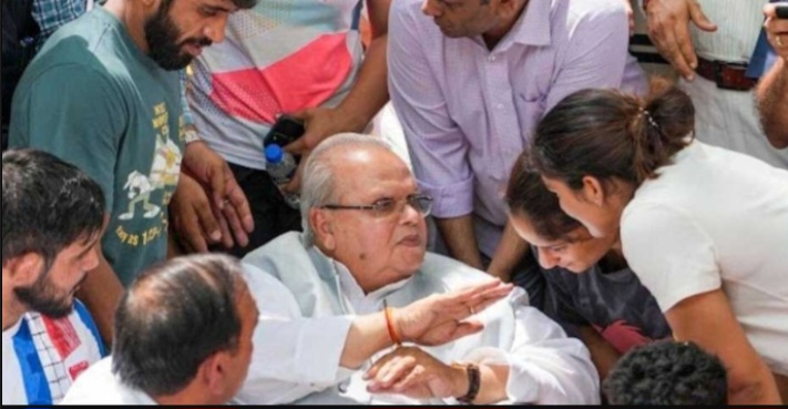 किसानों की तरह तुम से भी माफी मांगेंगे पीएम मोदी, पहलवानों के धरने में पहुंचे सत्यपाल मलिक