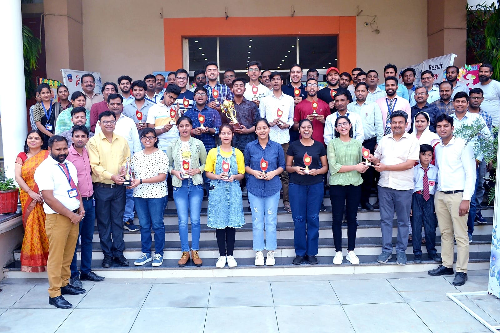 सेंट एंजेल्स के मेधावियों ने जनपद में लहराया परचम