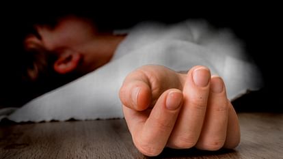 छत्तीसगढ़:- 5वीं के छात्र ने लगाया मौत को गले, दोस्तों को ग्रीटिंग कार्ड्स देने के लिए नहीं मिले पैसे,तो फांसी लगाकर दे दी जान