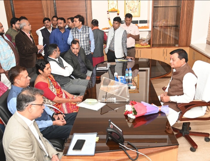 वाणिज्य एवं उद्योग तथा श्रम मंत्री लखन लाल देवांगन ने मंत्रालय में विभागीय अधिकारियों से काम-काज की ली जानकारी