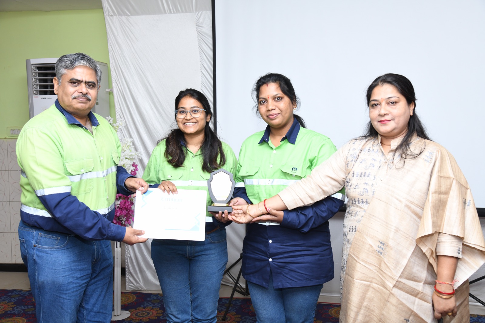 बालको में विश्व महिला दिवस पर महिला कर्मचारियों का सम्मान