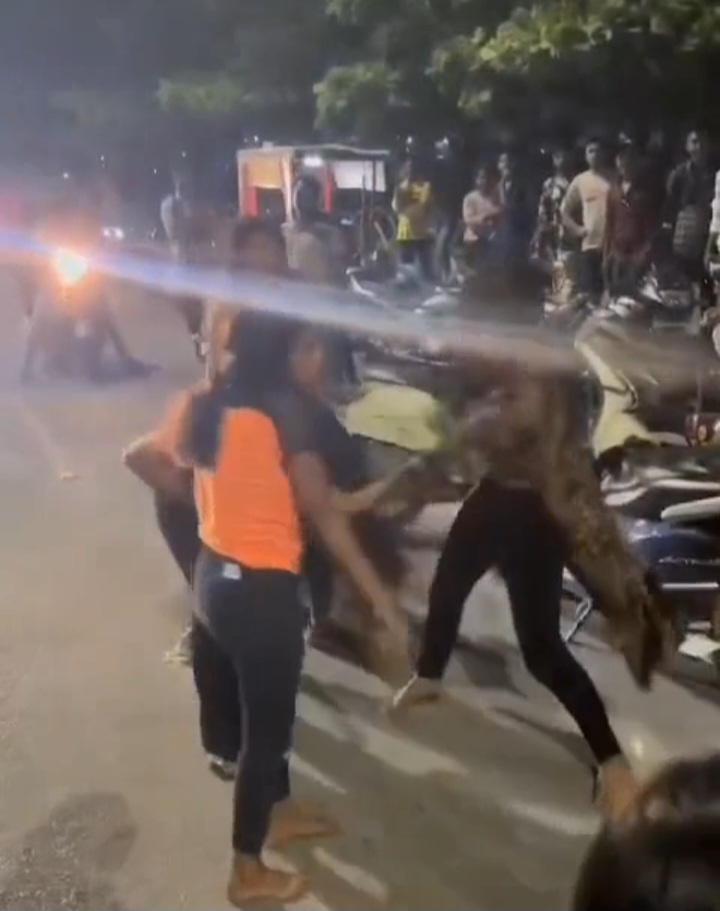 रिवर व्यू के पास लड़कियों के बीच हुई जमकर मारपीट….सोशल मीडिया पर वायरल हुआ VIDEO