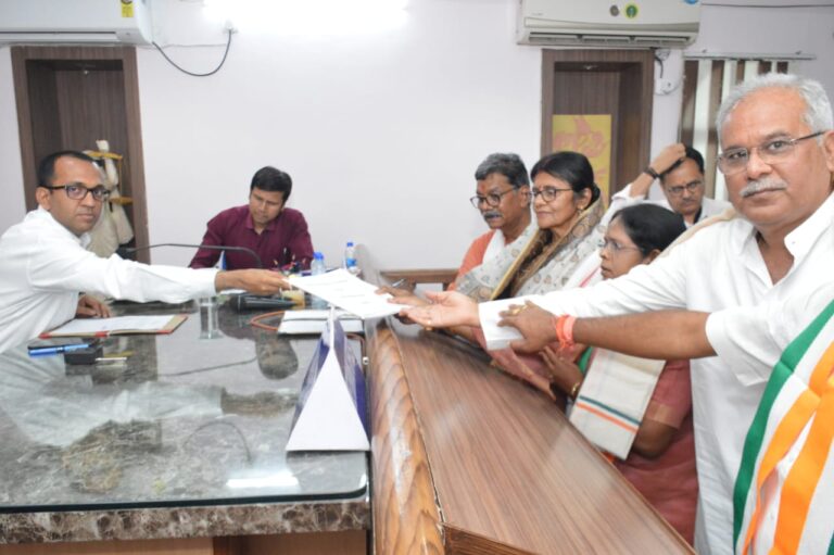 छत्तीसगढ़:- कांग्रेस प्रत्याशी ज्योत्सना चरणदास महंत ने दाखिल किया नामांकन, भूपेश बघेल समेत कांग्रेस के दिग्गज नेता रहे मौजूद, देखें वीडियो