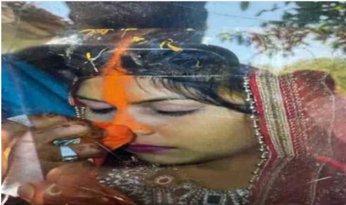 छत्तीसगढ़:- पत्नी को बाड़ी में दफनाकर हुआ फरार, महीने भर पहले ही हुई थी शादी, बदबू फैलने पर हुआ खुलासा