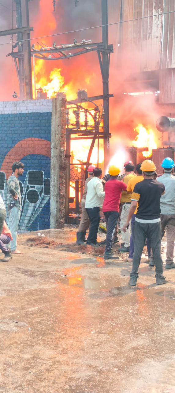 छत्तीसगढ़:- इस्पात फैक्ट्री के ट्रांसफार्मर में लगी भीषण आग, दूर तक दिखाई दे रही आग की लपटें